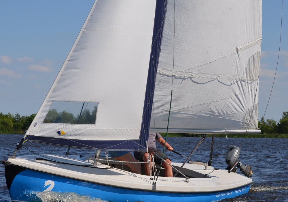 Open zeilboot UFO met buitenboordmotor huren