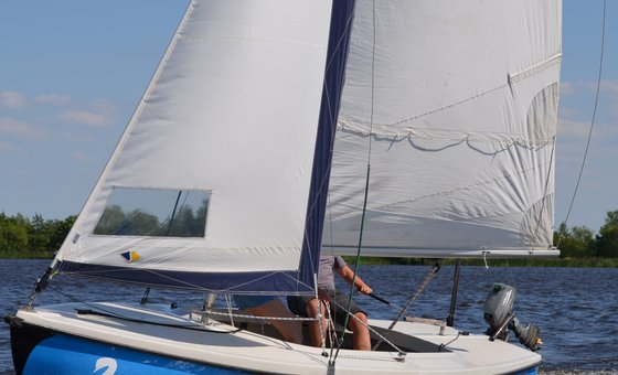 Open zeilboot UFO met buitenboordmotor huren