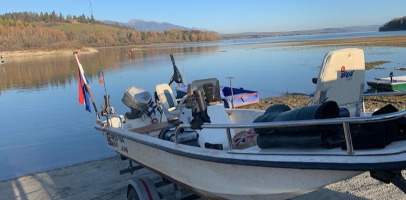 Carolina Skiff J14 visboot met Fishfinder en Fronttroller (Spotlock) huren